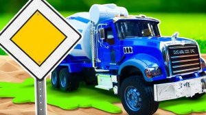 ТОП 3 САМЫХ КРУТЫХ БЕТОНОМЕШАЛОК! Строим дорогу с машинками. Видео для детей