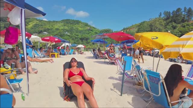 Жаркая прогулка по бразильскому пляжу.Жгучие красотки в бикини смотреть онлайн