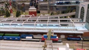 Железная дорога. Макет железной дороги. Грузовые и пассажирские поезда,электрички.