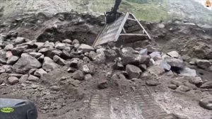 Строительство, экскаватор копает песок