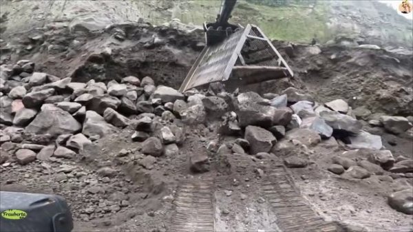 Строительство, экскаватор копает песок