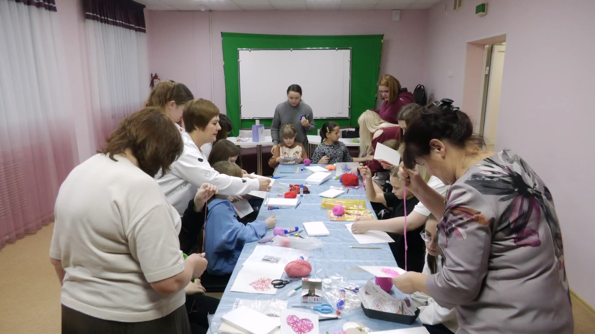 В центре «Эдельвейс» готовят подарки ко Дню матери смотреть онлайн