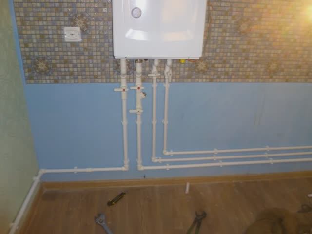 Сделал пластиковое отопление . И смонтировал настенный газовый котёл . смотреть онлайн