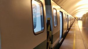 Ленинград (Санкт-Петербург), станция метро Обухово, прибытие и отправление поезда