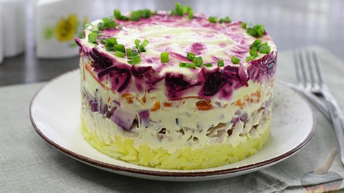 Ей шуба тоже идёт. САЛАТ "КУРИЦА ПОД ШУБОЙ" смотреть онлайн