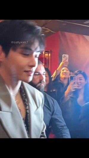 НАШ МИЛАХА УСПЕВАЕТ КОКЕТНИЧАТЬ...