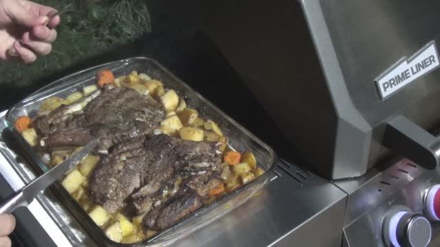 ЖАРКОЕ ИЗ ТОЛСТОГО КРАЯ ГОВЯДИНЫ НА КОСТИ С ОВОЩАМИ!) В ГАЗОВОМ ГРИЛЕ PRIMELINER!) смотреть онлайн