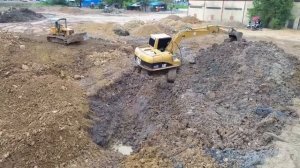 Экскаватор CAT и Бульдозер KOMATSU устраняют нефтяной разлив.