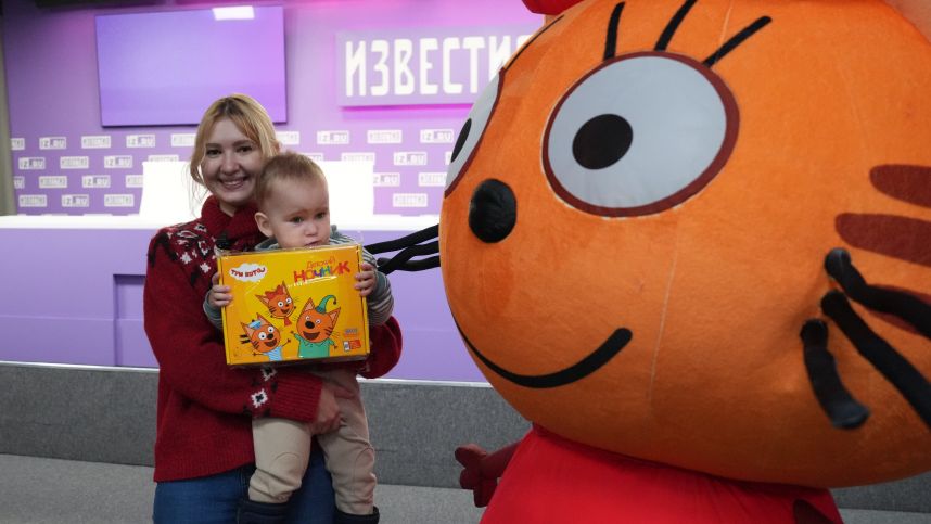 Все поздоровались: двухлетний Аристарх посетил студию «Известий» смотреть онлайн