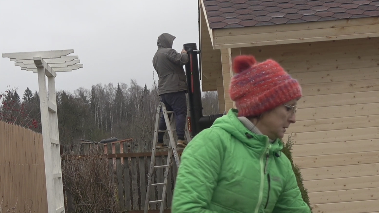 6 соток 10 ноября 2025 года. 2 часть. Установка дымохода... Первая протопка чугунного камина. смотреть онлайн