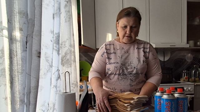 с утра на биржу,а потом транжирить пенсию/ собираю посылки детям/ смотреть онлайн