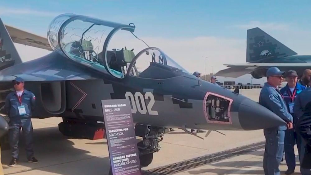 Модернизированный учебно-боевой Як-130М на выставке Dubai Airshow-2025