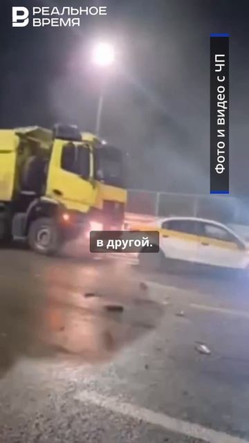 Момент столкновения нескольких автомобилей в Подмосковье смотреть онлайн