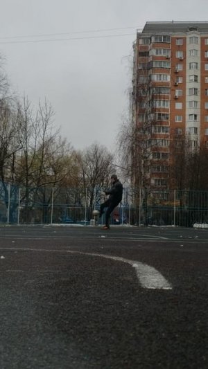 Идеальная футбольная площадка без снега и воды. Тренер на футбольном поле.