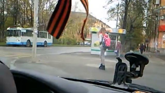 красивая худая девушка, идёт в школу ул. стахановская, где киоск печати смотреть онлайн