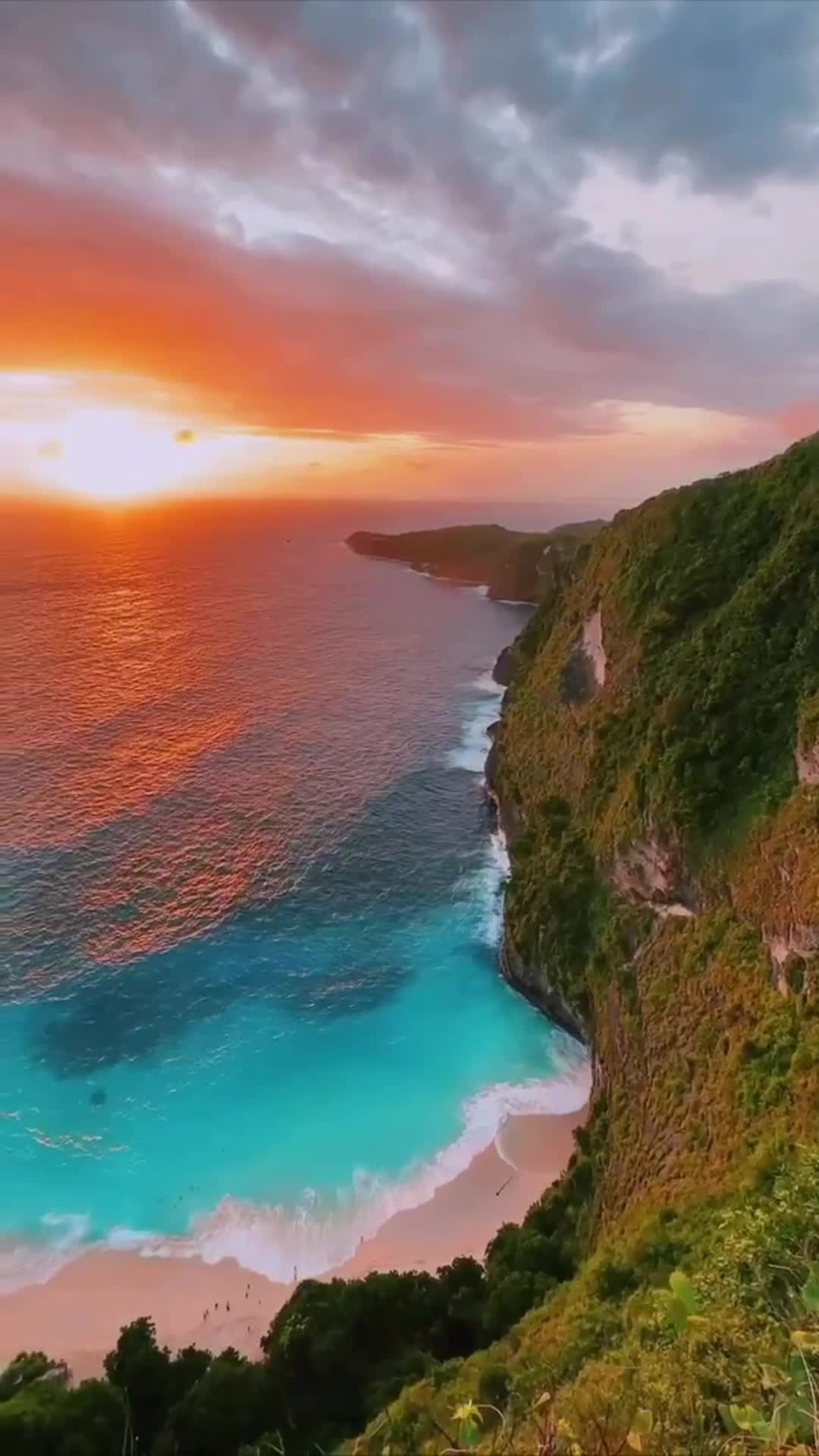 На острове Нуса Пенида расположен пляж Kelingking Beach, который известен своим утёсом в форме ти... смотреть онлайн