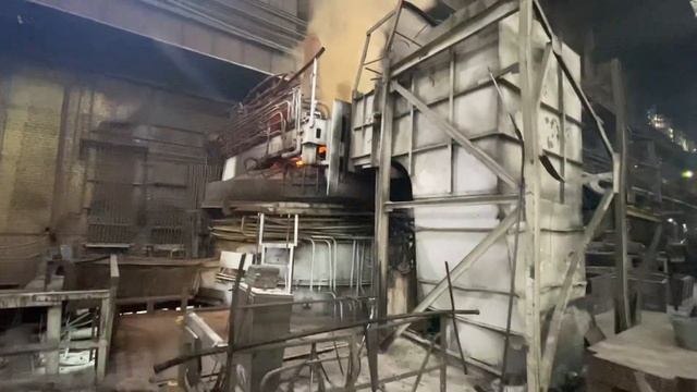 Выплавка стали в печи 25 тонн на предприятии Маштехцентр.