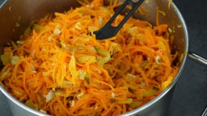 Просто обожаю такую морковь! Готовлю кастрюлями и ставлю в холодильник, чем дольше стоит тем вкуснее