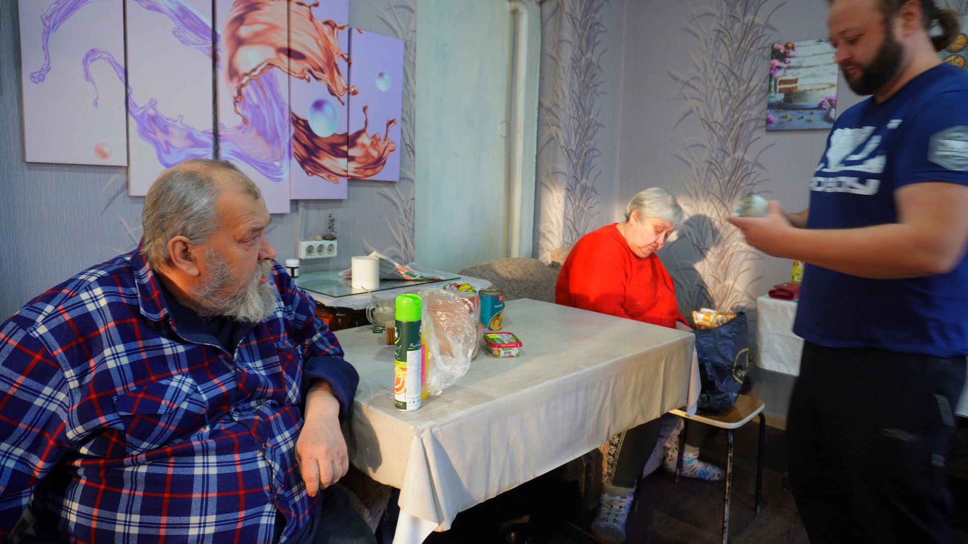 Пенсионерка рассказала почему продукты дорожают в магазине Сын в недоумении Зима пришла в Сибирь смотреть онлайн