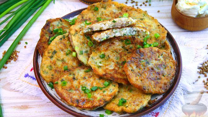 Новая версия любимого блюда. ОЛАДЬИ ИЗ ГРЕЧКИ, С ЗЕЛЁНЫМ ЛУКОМ смотреть онлайн