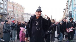 Уличные  музыканты и танцор Майкл