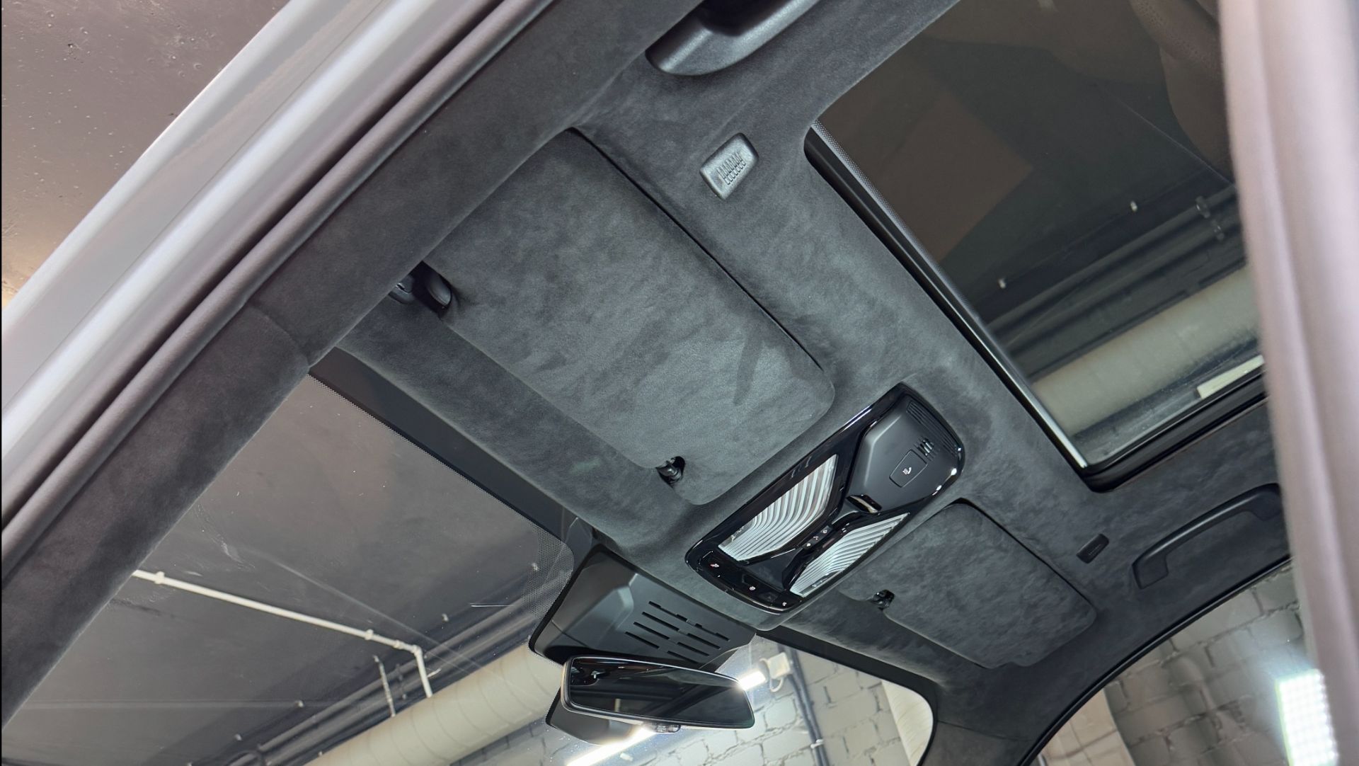 На BMW X5 перешили потолок в алькантару цвета антрацит смотреть онлайн