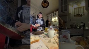 Кирилл готовит яичницу
