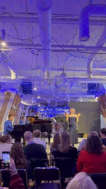 Наталья Мищенко поет кавер на No Doubt «Don’t Speak», за роялем Виктор Смирнов