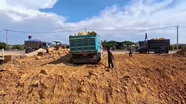 Бульдозер и Экскаватор засыпают бетонную дренажную систему. смотреть онлайн