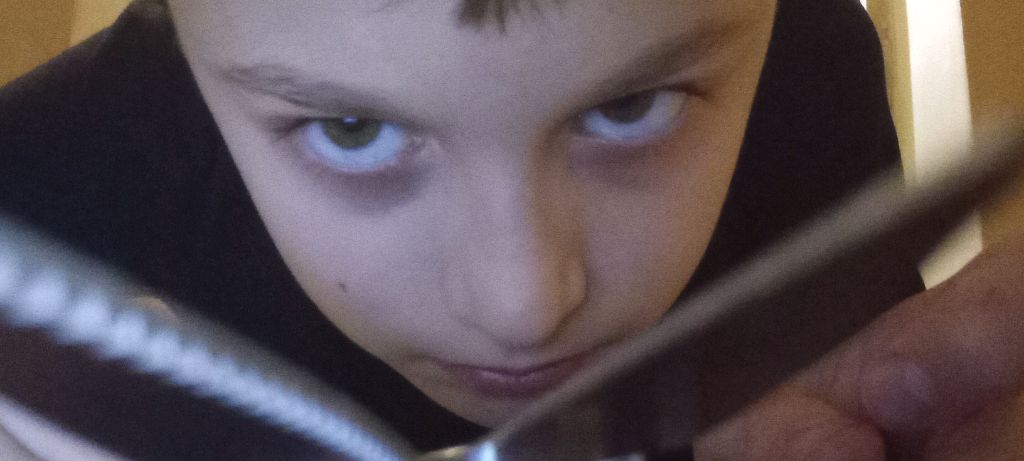 РАЗОРВАЛ тряпки / дело НОЖНИЦ