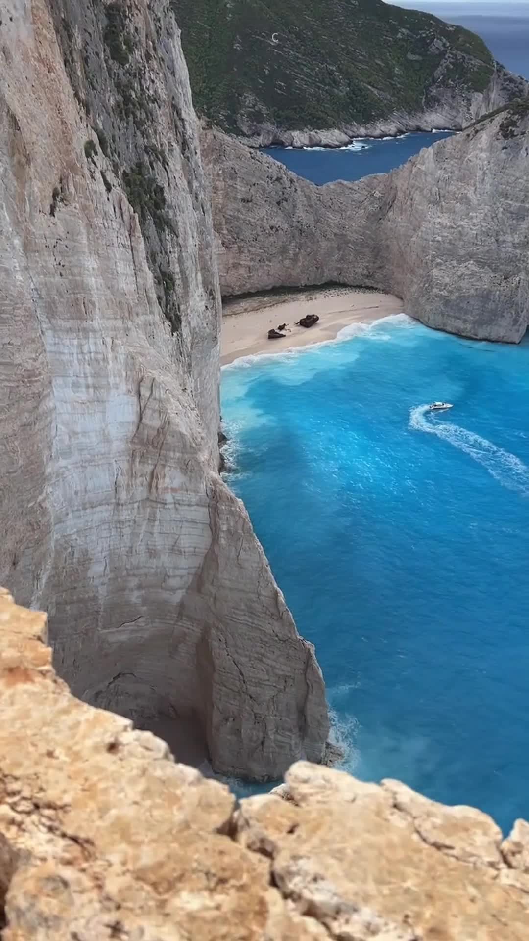 Представьте себе удивительные пейзажи: бирюзовая вода, белый песок и величественные скалы вокруг ... смотреть онлайн