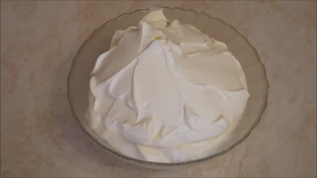 Крем из МАГАЗИННОЙ сметаны с САХАРНОЙ пудрой КРЕМ для промазки коржей смотреть онлайн