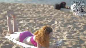 Девушка гуляет на пляже. Girl in a Swimsuit in the Water,