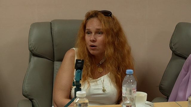 Яна Менчук: мы пытаемся приучить наших читателей к красивому и грамотному русскому языку смотреть онлайн