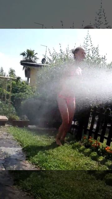 Блондинка под душем!