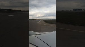 Взлёт самолёта с видом изнутри салона из международного аэропорта Домодедово. Октябрь 2025г.