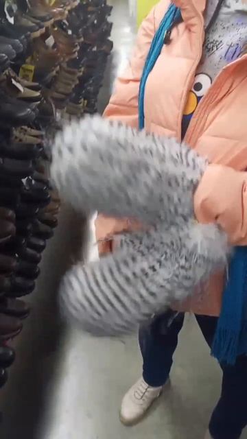 Впервые видим такие варежки Пишите на что похоже? смотреть онлайн