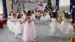 Танец «Вальс снежинок"