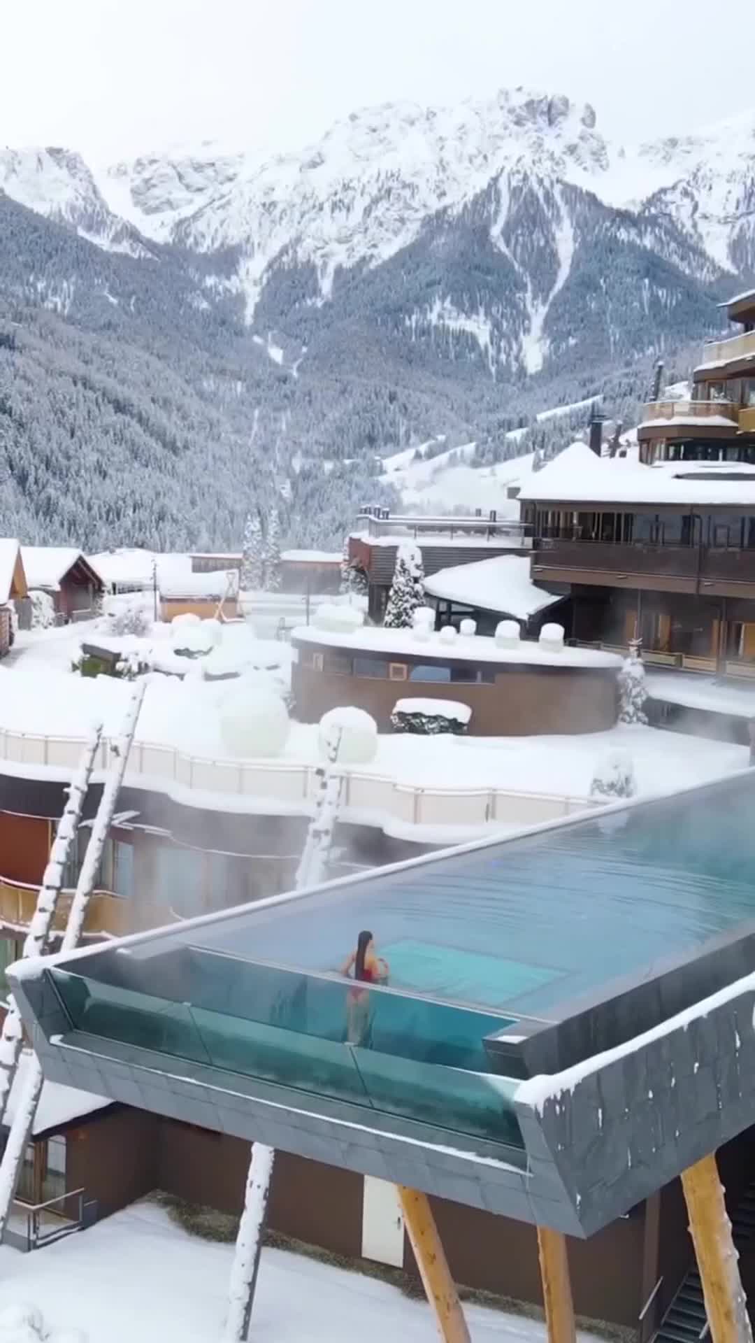 Представьте себе бассейн, открывающий потрясающий вид на великолепные итальянские Альпы. смотреть онлайн