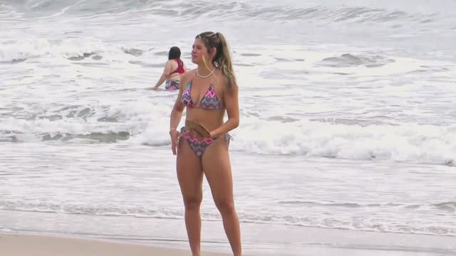 Стар и млад. Красивые женщины без стеснения разгуливают в мини бикини по пляжу 🏝️ смотреть онлайн