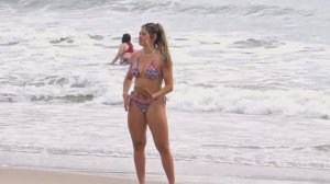 Стар и млад. Красивые женщины без стеснения разгуливают в мини бикини по пляжу 🏝️