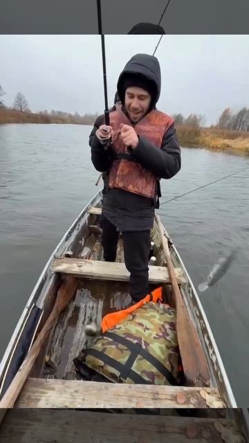 Рыбалка поздней осенью. Пацаны дубасят огромных щук с лодки!. смотреть онлайн