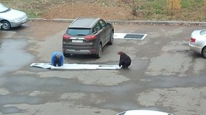 Отец и дочь настраивают камеру 360