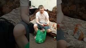 Сходил в магазин, купил продуктов на две тысячи рублей . Что же я купил .