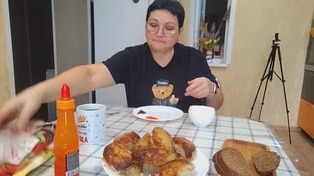 ОБЫЧНАЯ ЖИЗНЬ В СЕЛЕ //Я СЕГОДНЯ ХОЧУ СВОИ КОТЛЕТЫ БЕЗ ГАРНИРА. смотреть онлайн