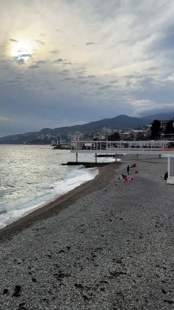 Ялта сегодня. Массандровский пляж в Ялте в ноябре. Крым Ялта 2025 #ялта #ялтасегодня #ялта2025 смотреть онлайн