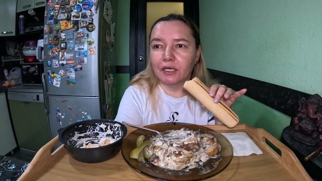 Бефстроганов с говядиной, салат цезарь и французский дог. Мукбанг #еда#вкусно смотреть онлайн