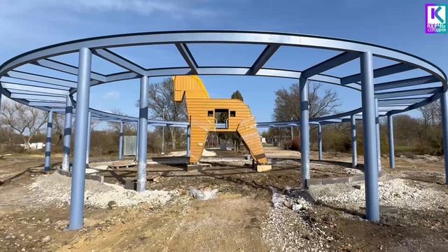 В керченском парке устанавливают детский игровой комплекс смотреть онлайн