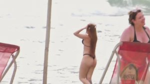 Красивые женщины в микробикини на пляже 👙