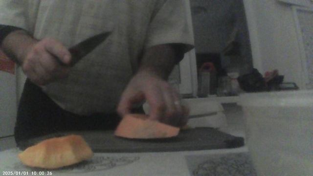 Отрезаю и измельчаю часть тыквы для приготовления каши